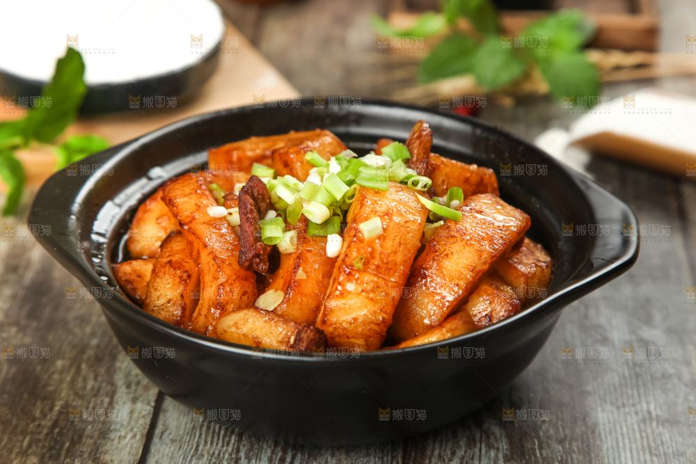 盘里装着老黄瓜煮肉