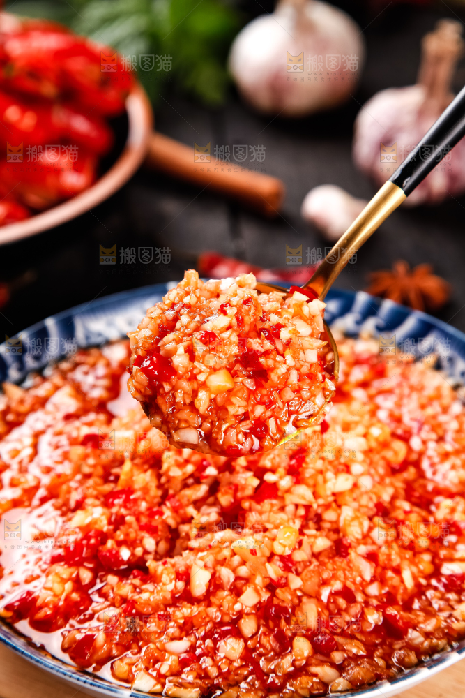 盘子里的蒜蓉调料