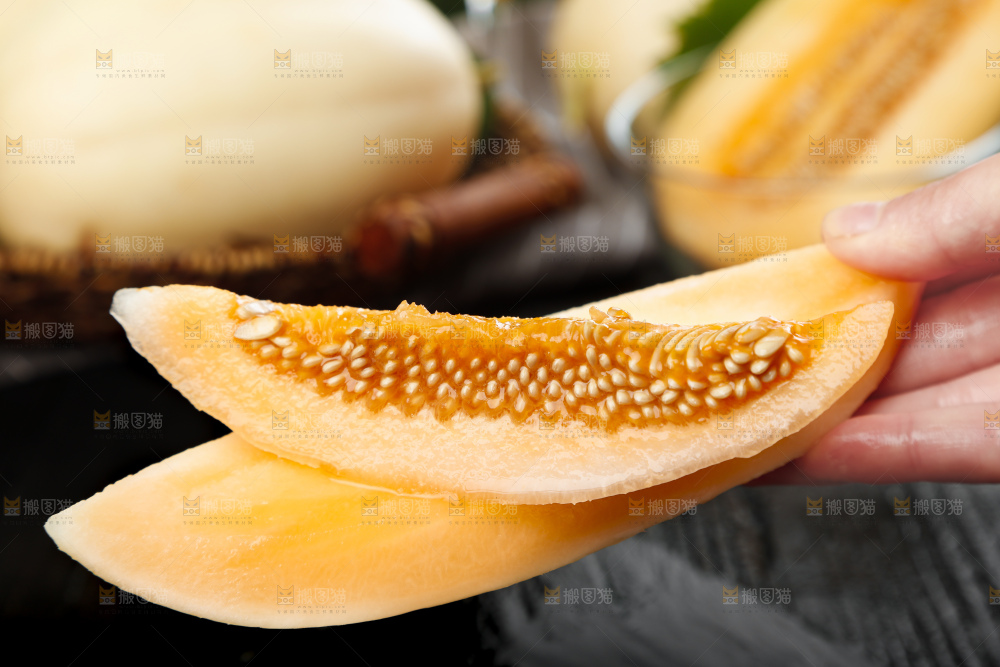 手里拿着东方蜜甜瓜