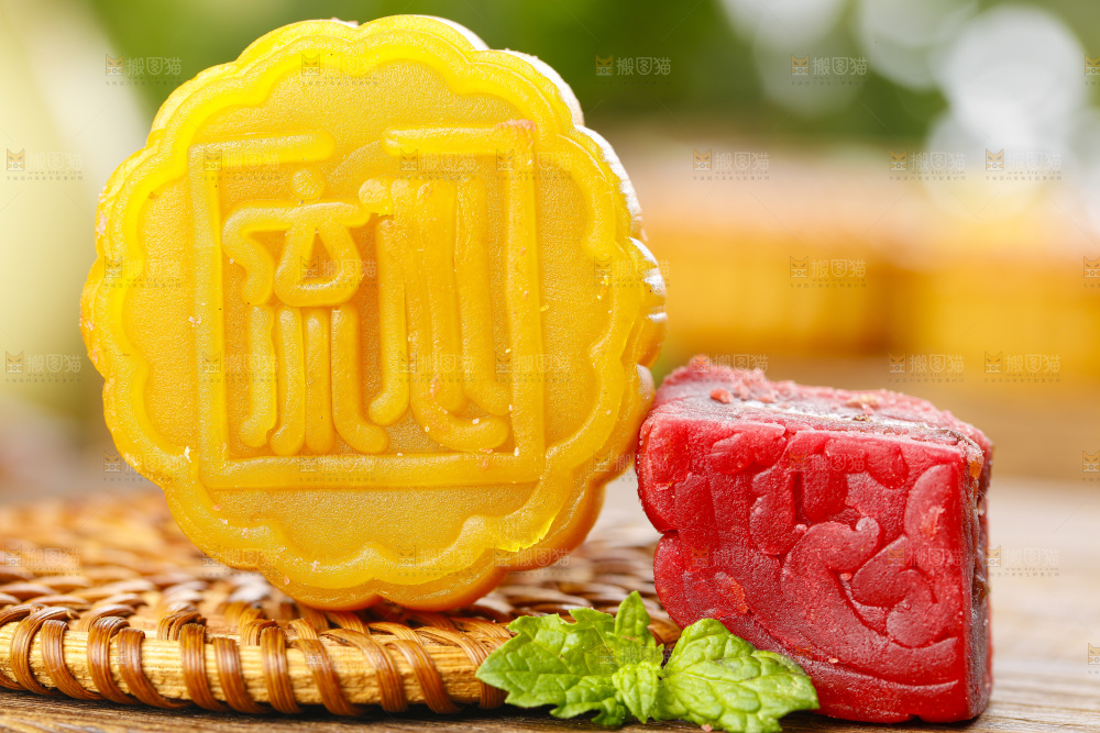木板上的金沙流心月饼