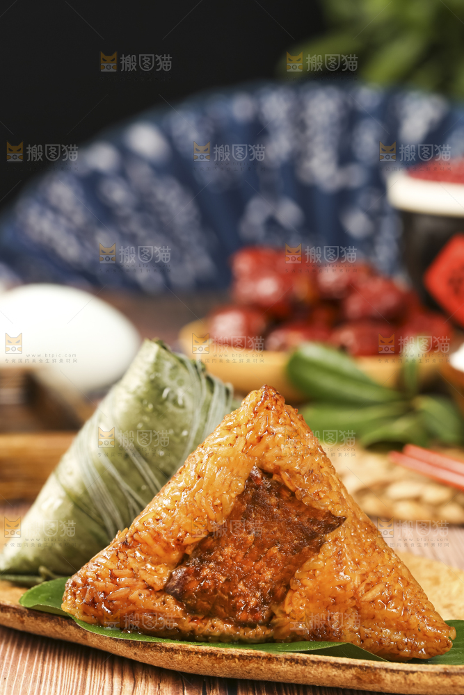 木底上放着肉粽