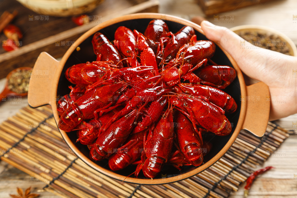 木底上的蒸小龙虾