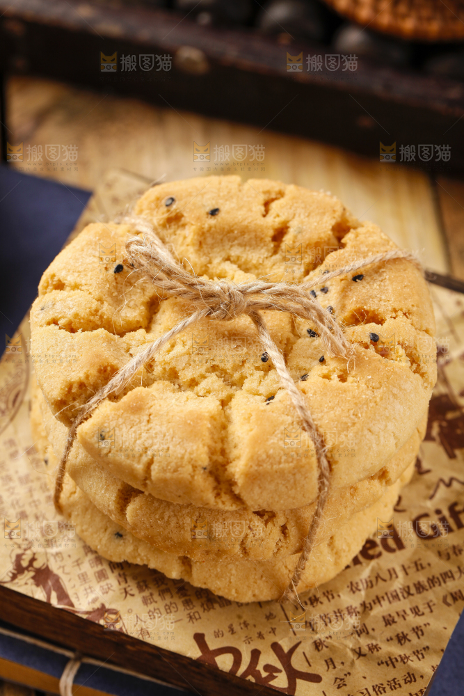 木底上摆放着桃酥饼干