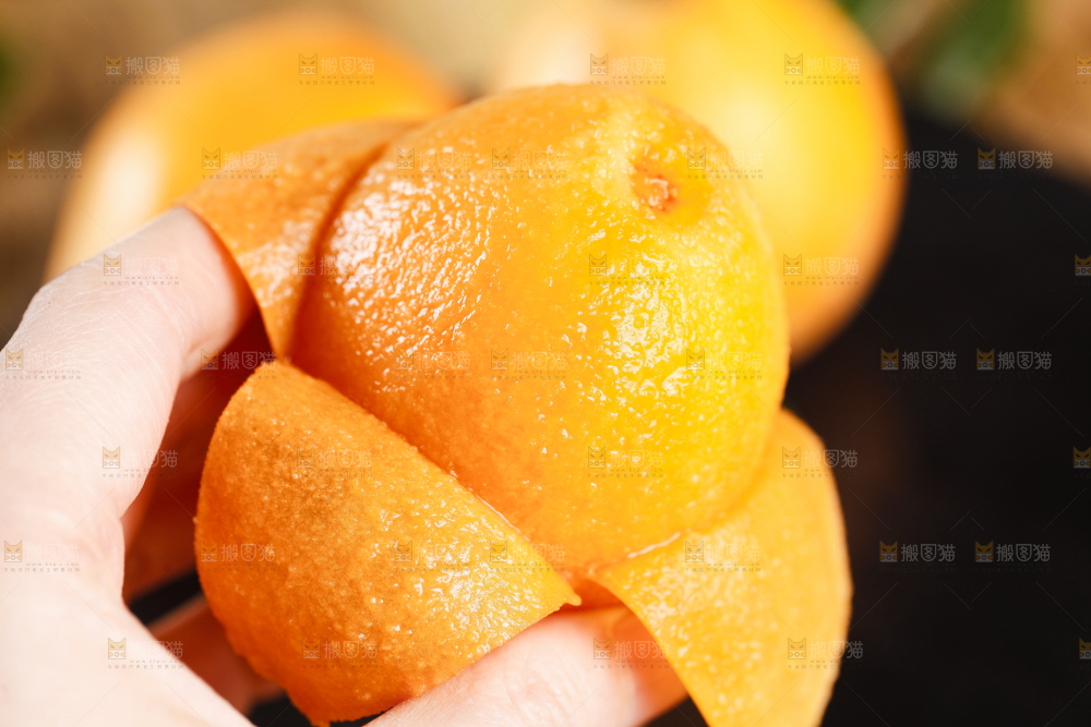 手里拿着枇杷果