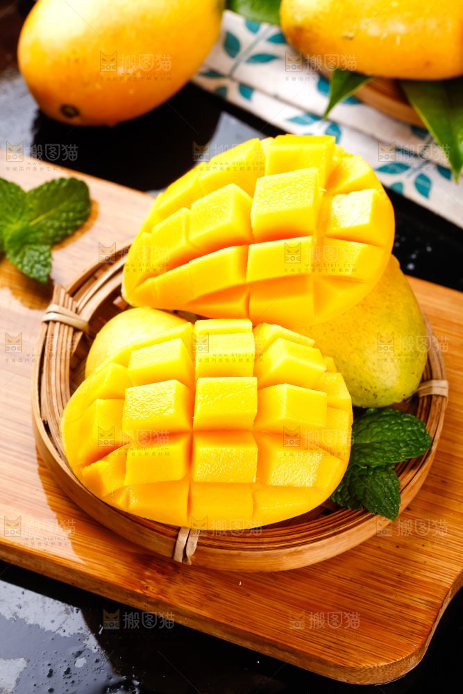 篮子里装着芒果