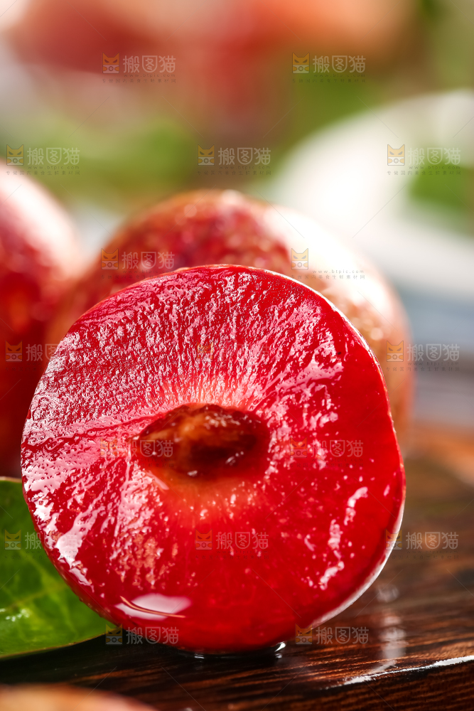 木板上的红心脆李
