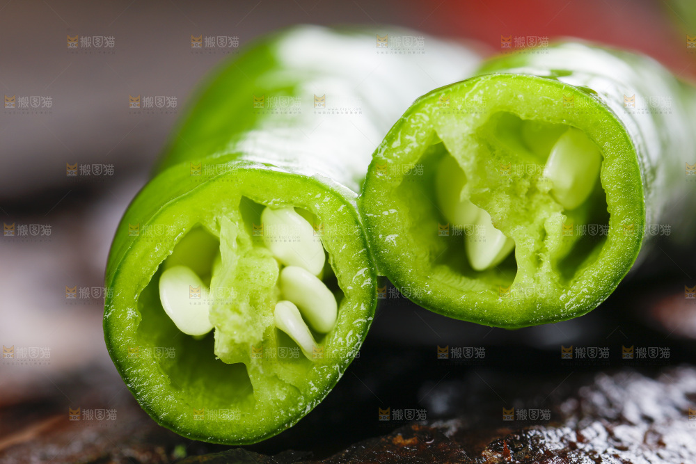 木板上放着青线椒