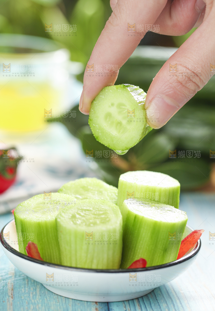 盘子里装着小黄瓜