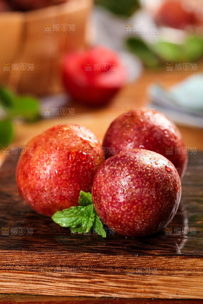 深底上放着红肉三华李