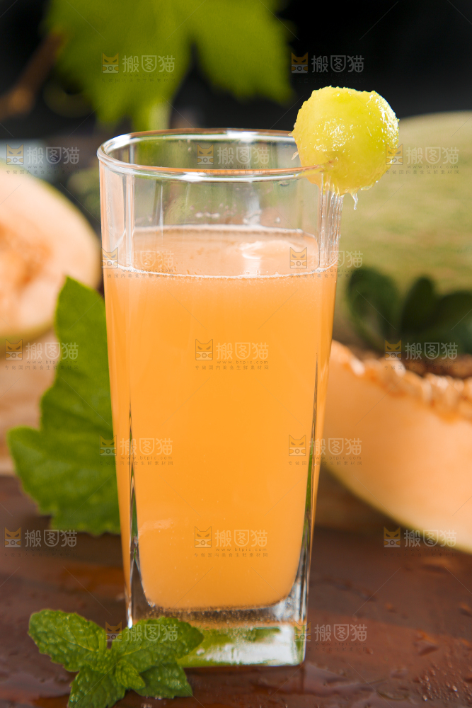 杯子里装着哈密瓜榨的果汁