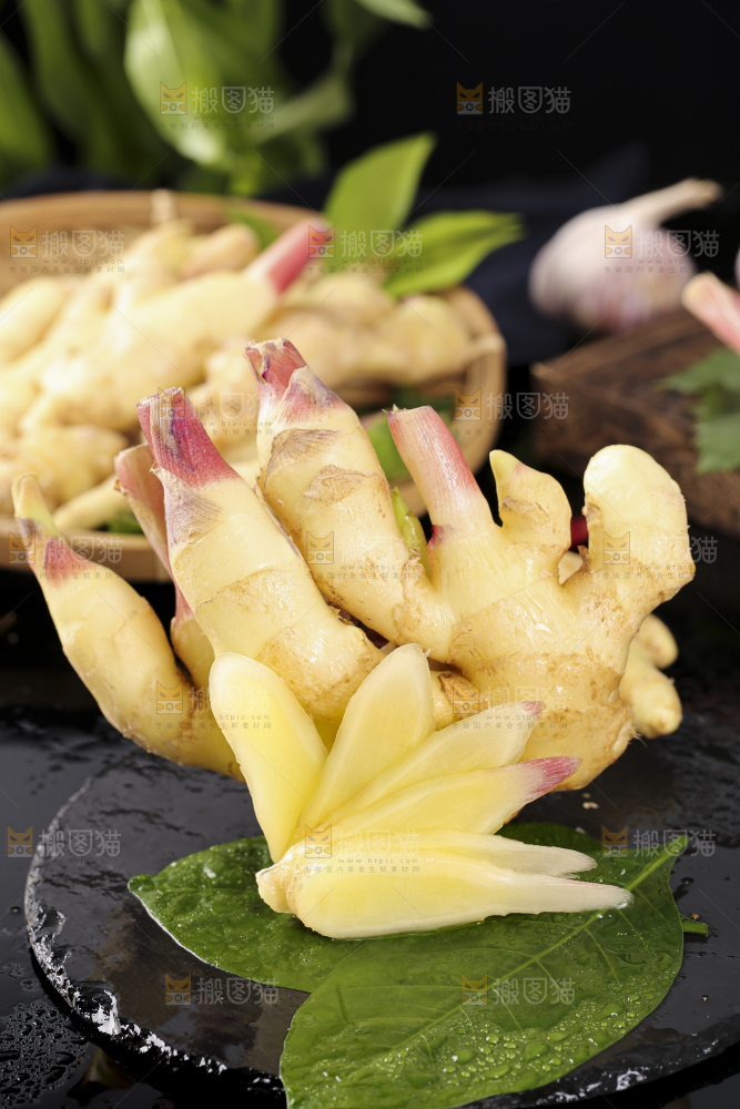 黑石板上放着红芽嫩仔姜