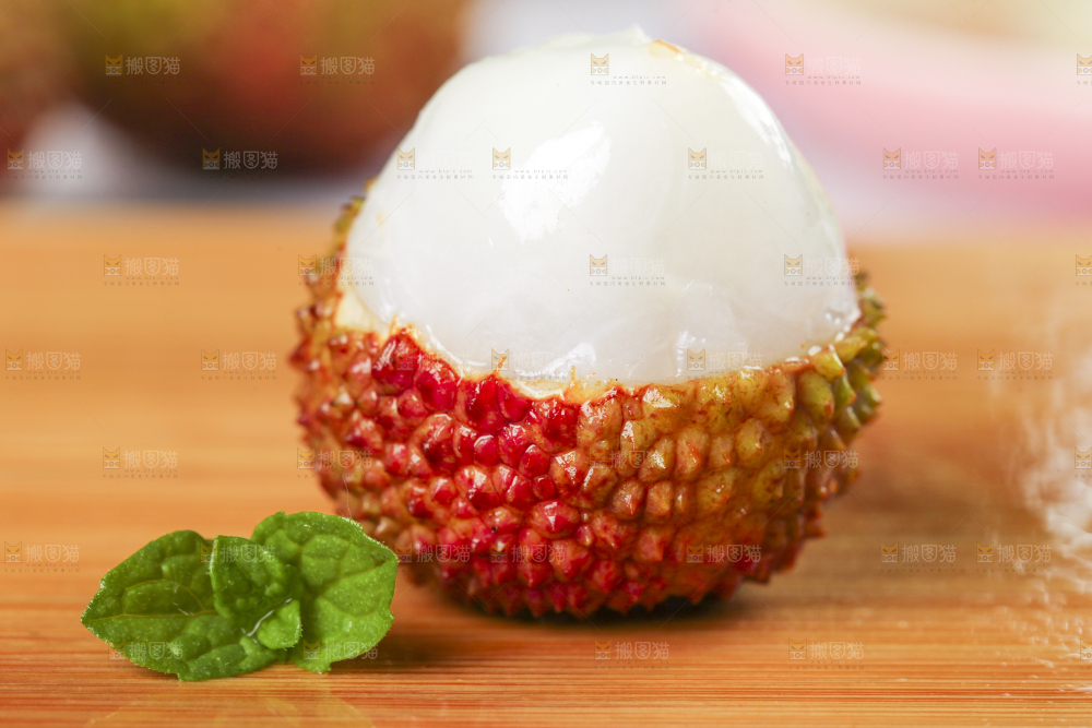 木底上放着海南妃子笑荔枝