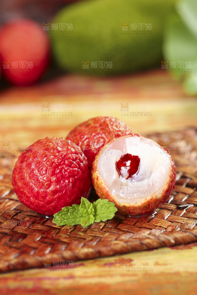 木底上摆放着红荔枝