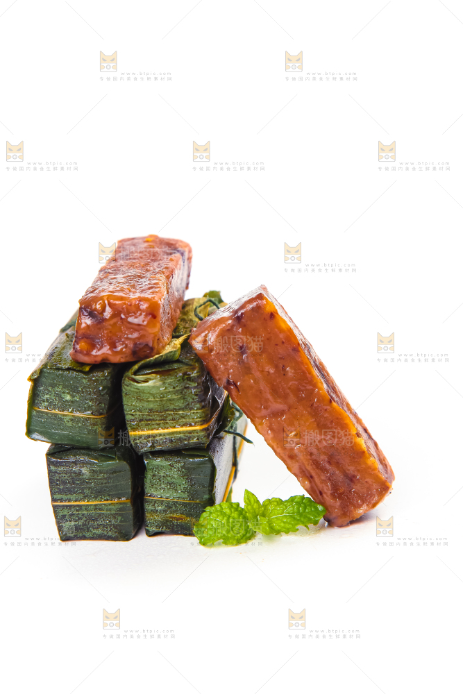 白底上摆放着竹叶糕
