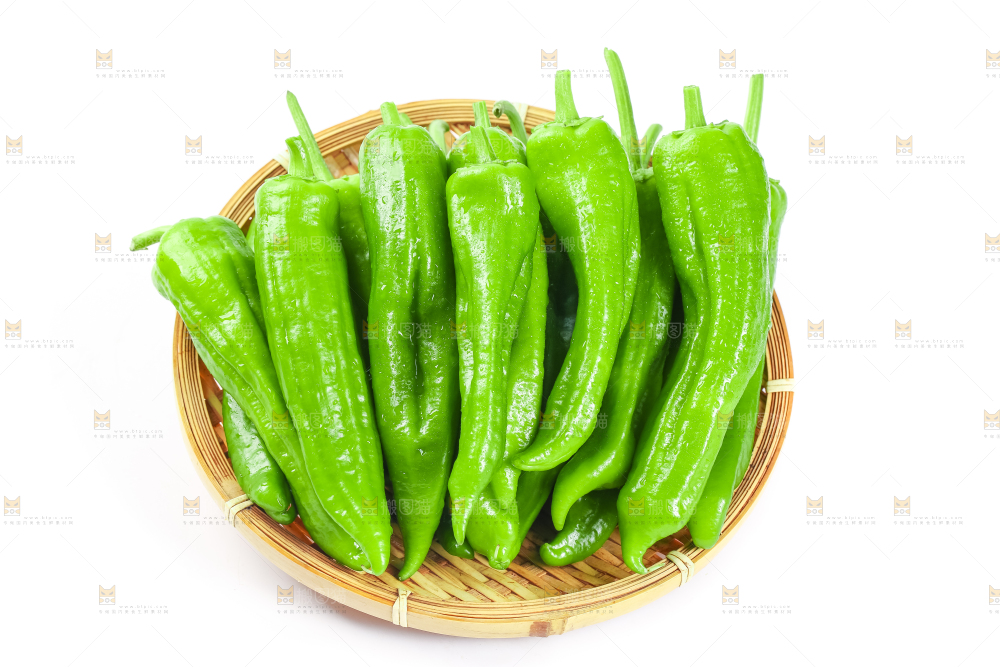 篮子里装着青椒