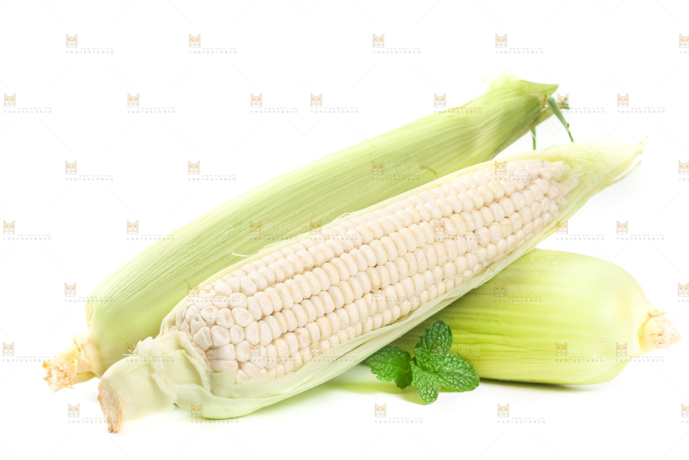白底上摆放着牛奶水果玉米
