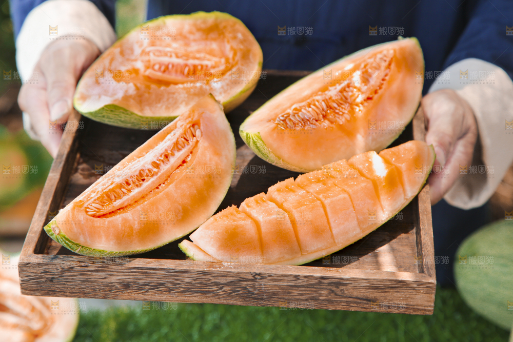 手里端着一盘哈密瓜