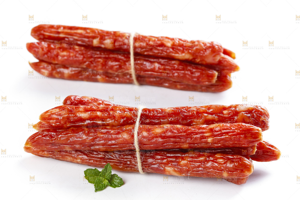 白底上摆放着腊肠