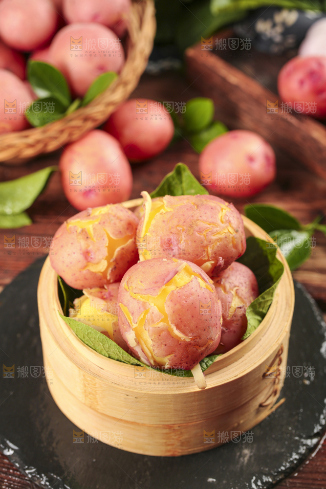 蒸笼里放着土豆