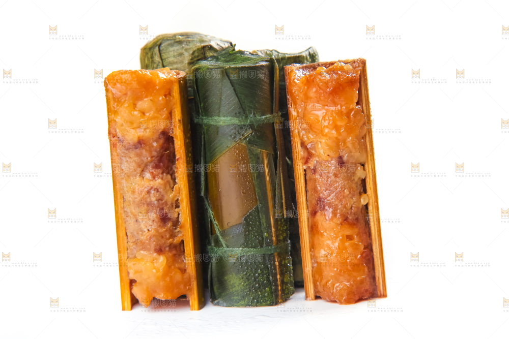 白底上放着竹筒肉粽