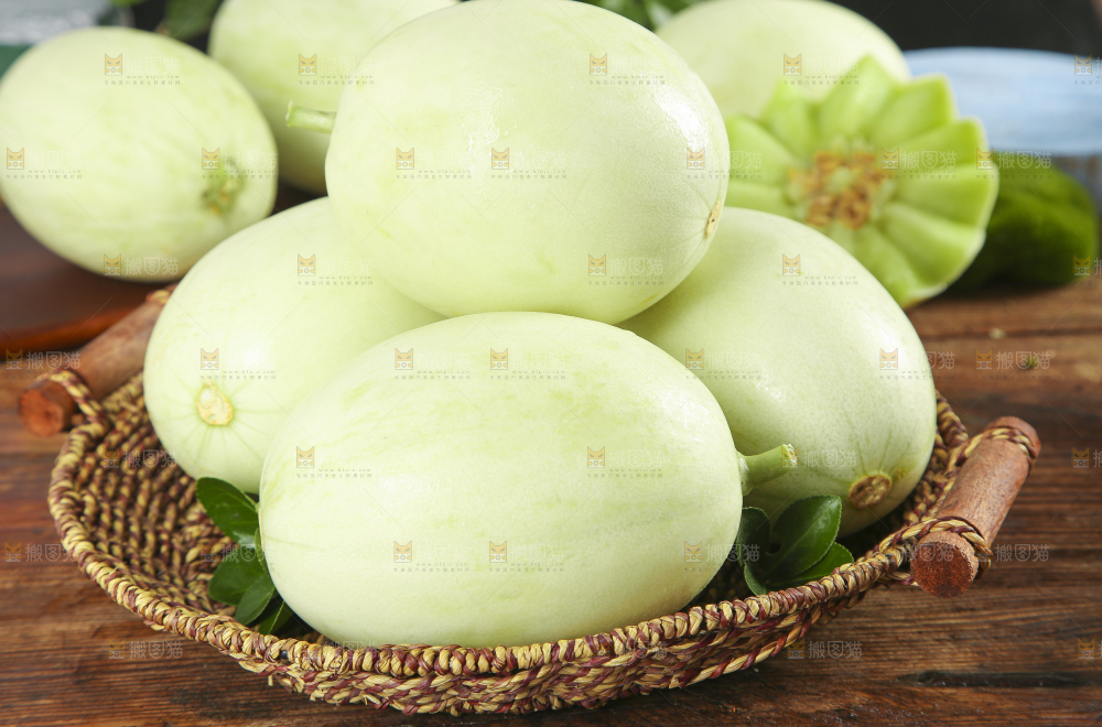 篮子里装着玉菇香瓜