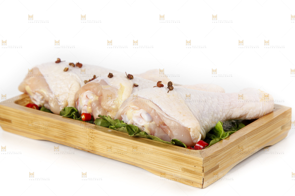 白底上放着大鸡腿