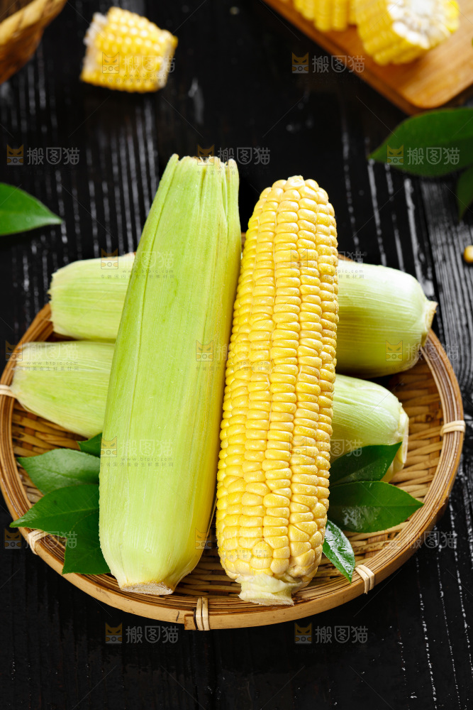 篮子子装着玉米棒