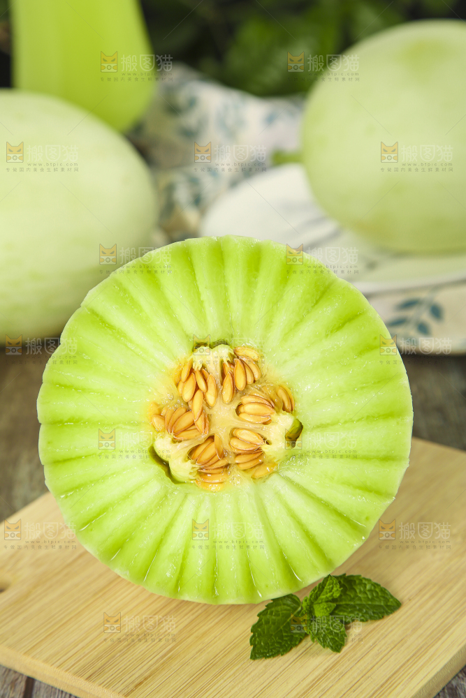 木板上放着玉菇甜瓜