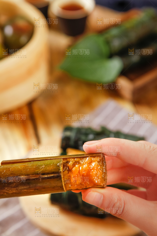 手里拿着竹筒肉粽