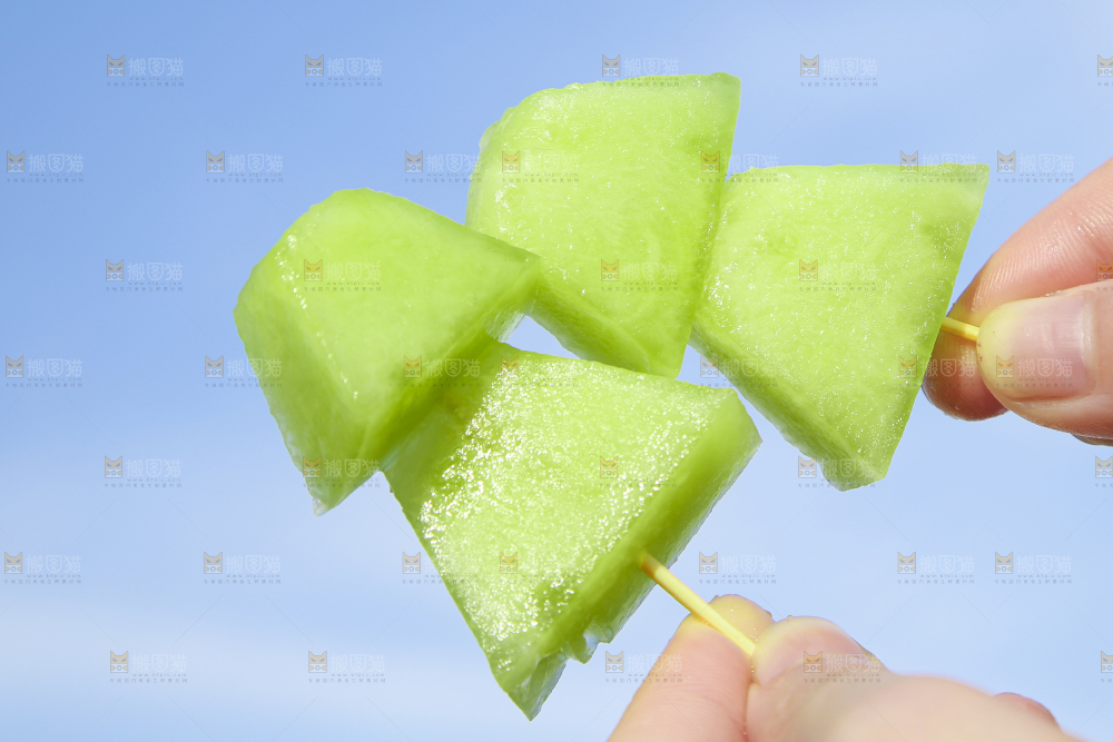 手里拿着切块的蜜瓜