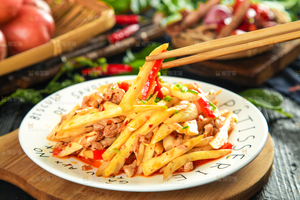 盘子里装着土豆炒肉