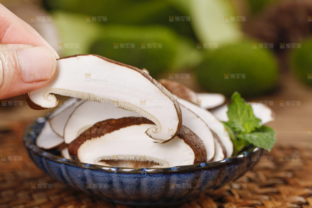 碟子里装着切片的香菇