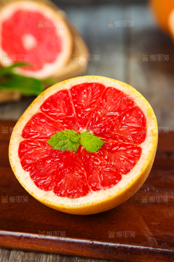 木底上的新鲜西柚