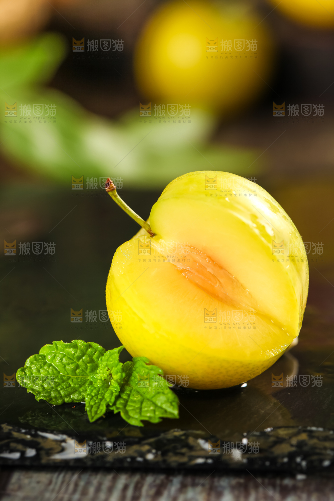 石板上的黄金李子