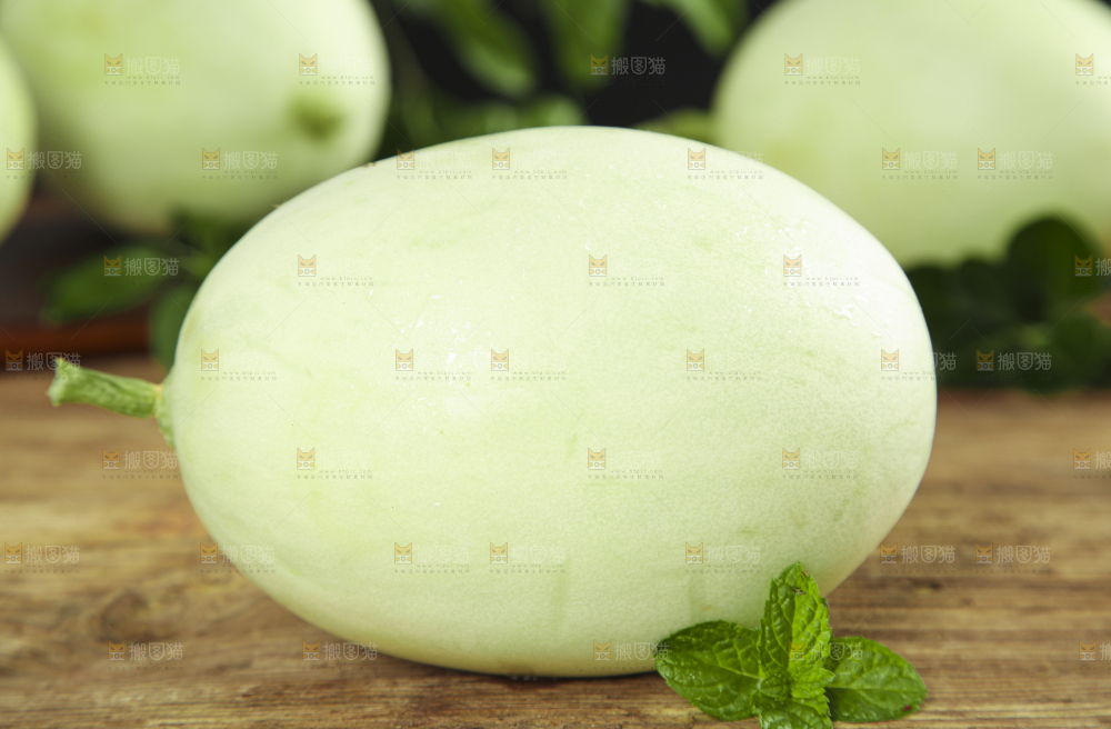 木底上摆放着玉菇香瓜
