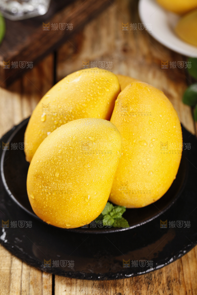 黑底上摆放着芒果