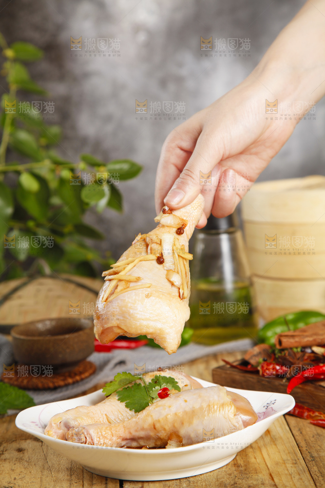 板子上放腌鸡腿