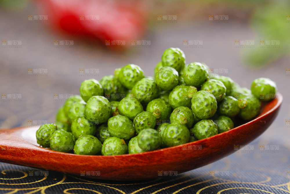 勺子里装着麻椒