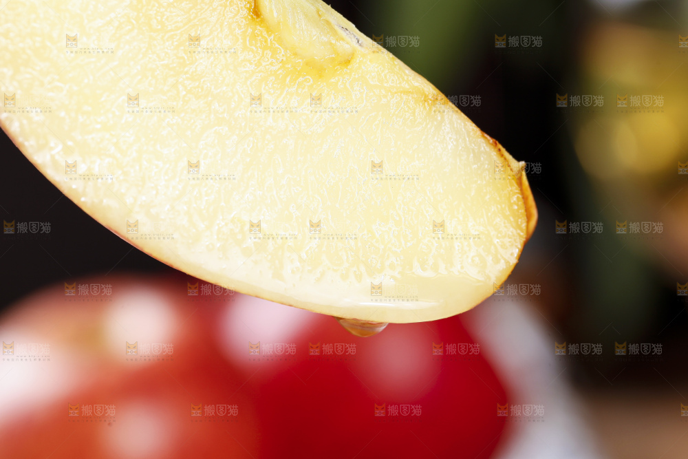 手里拿着苹果