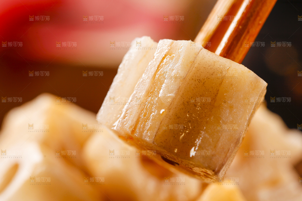筷子夹着一块香辣藕丁