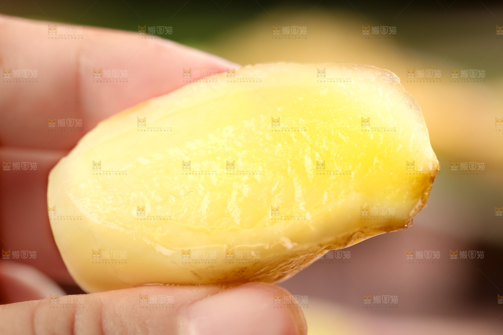 木板上放着四川生姜