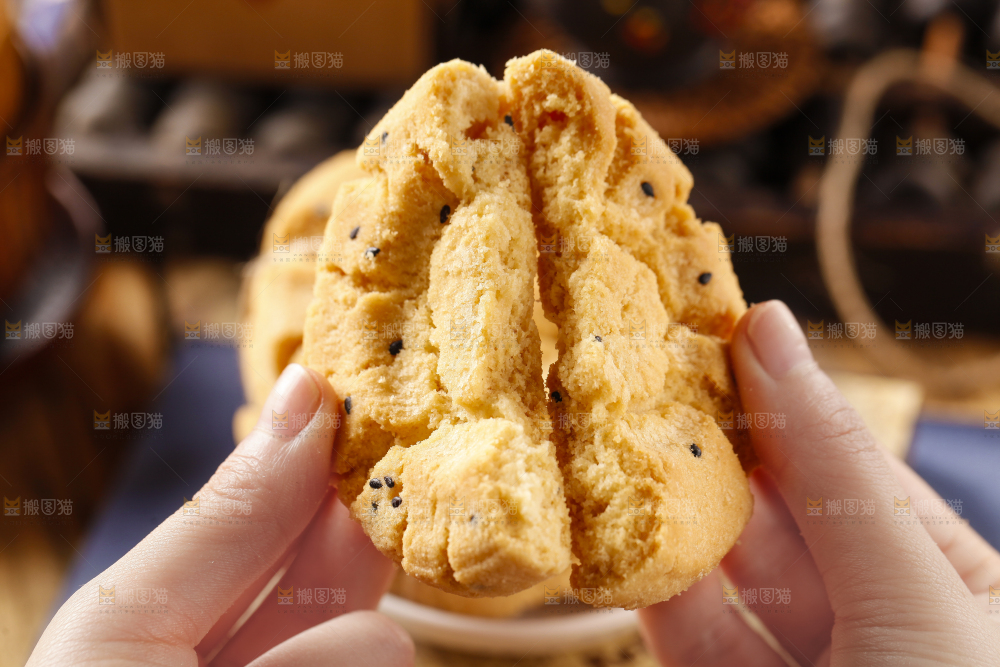 手里拿着桃酥饼