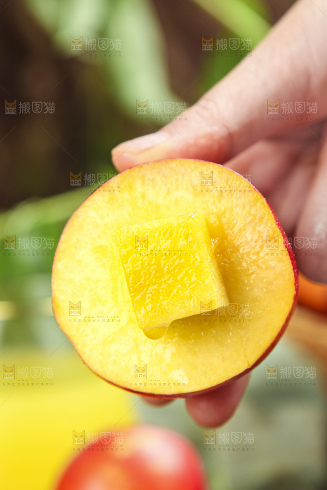 手里拿着黄肉油桃