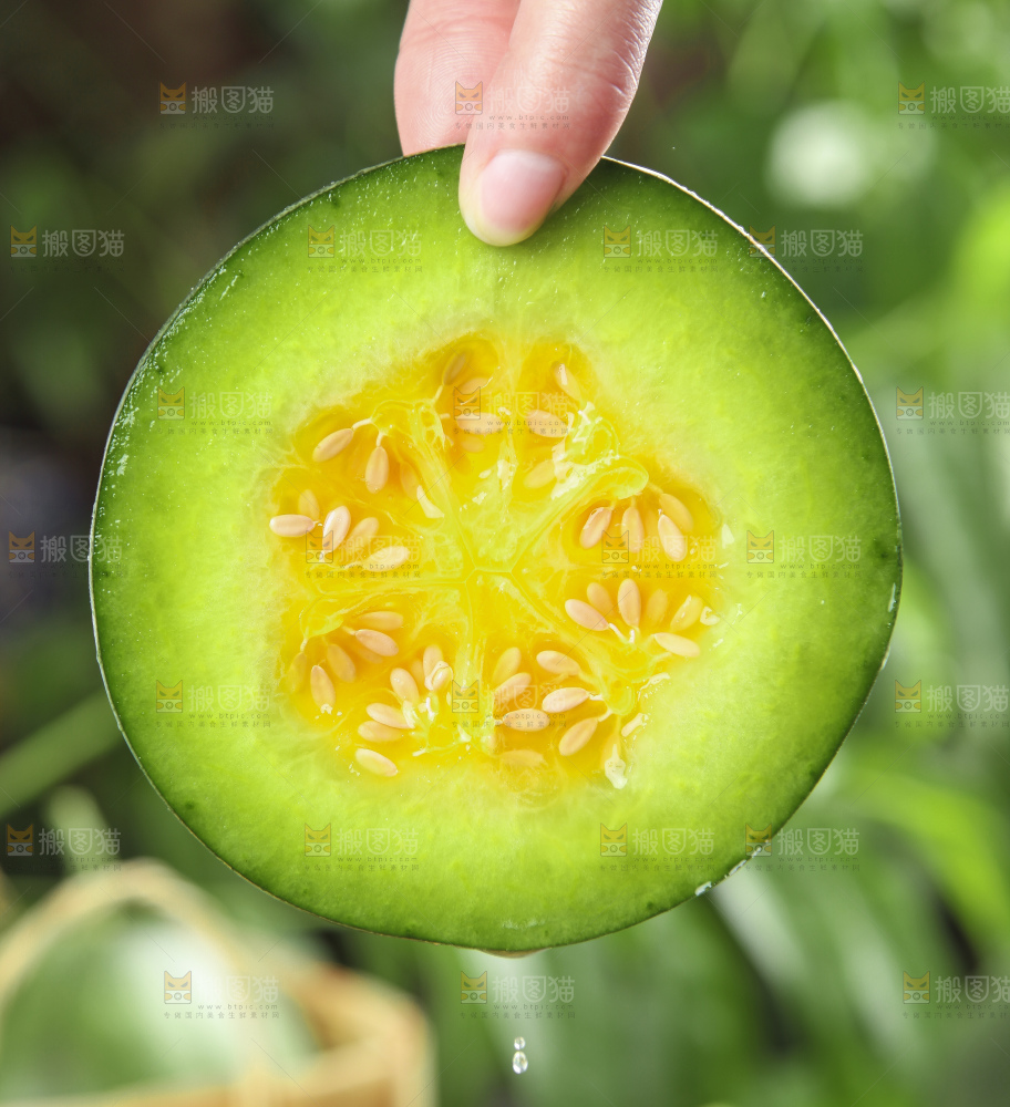 手里拿着绿宝香瓜