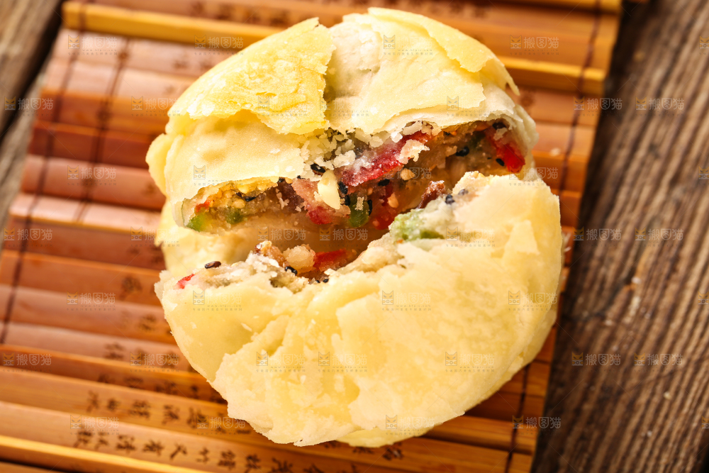 竹底上摆放着酥式月饼