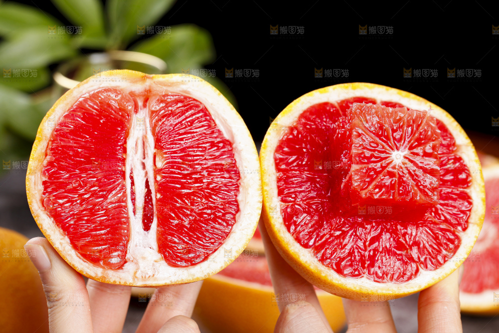 手里拿着南非红西柚