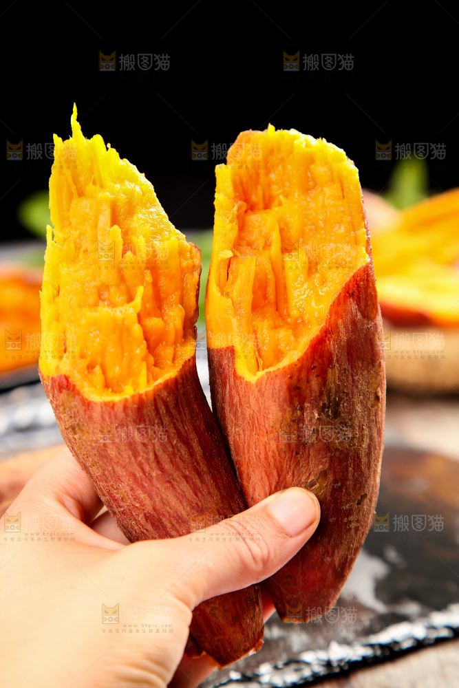 手上拿着福建六鳌蜜薯