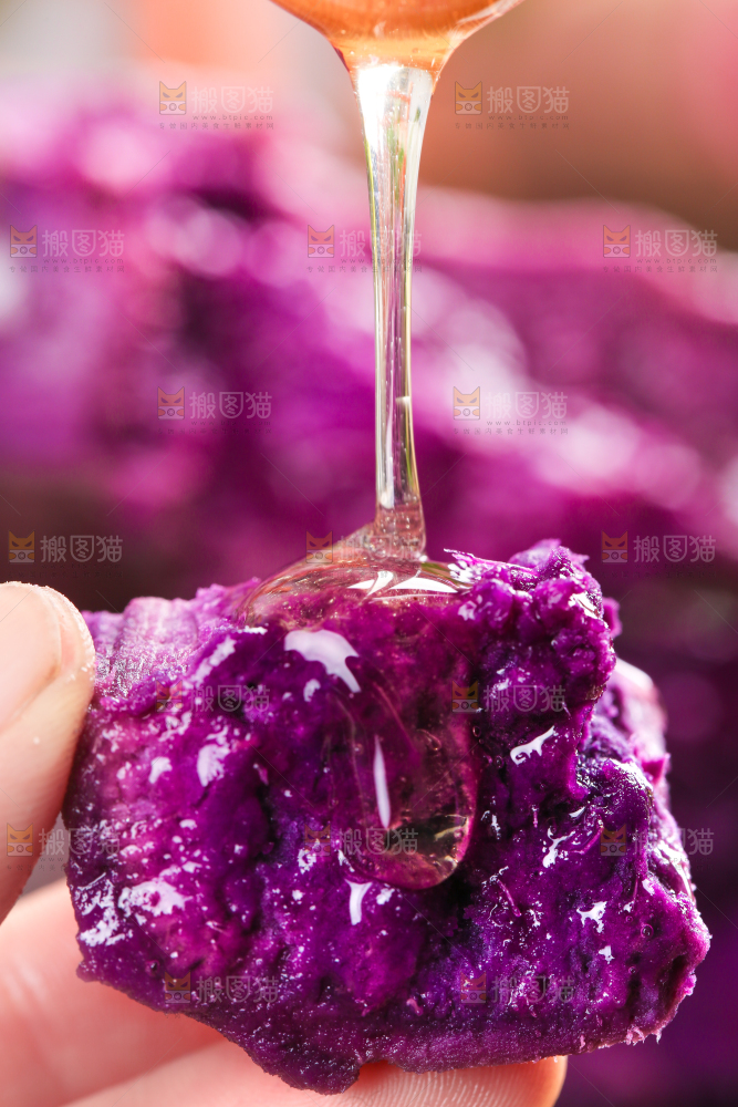 手上拿着紫番薯