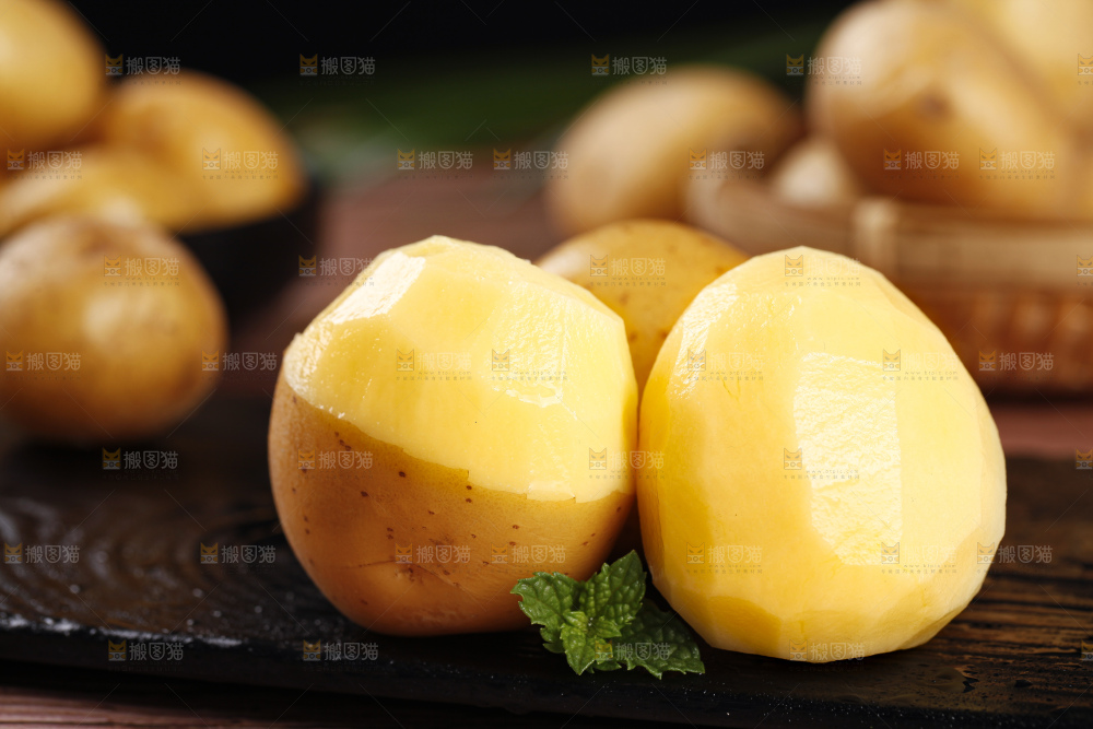 黑石板上摆放着黄心小土豆