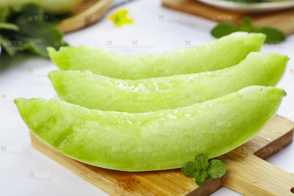 木底上摆放着山东玉菇甜瓜